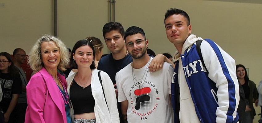 eu-iletisim-fakultesinde-hizli-tanis-toplanti-etkinligi.jpg