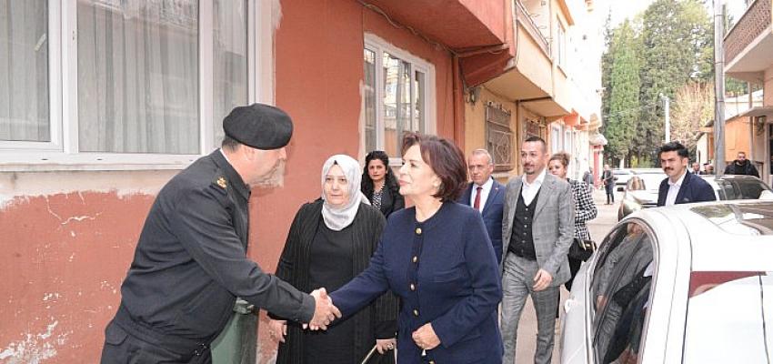 hulya-kocyigitten-bursada-sehit-ailesine-ziyaret.jpg