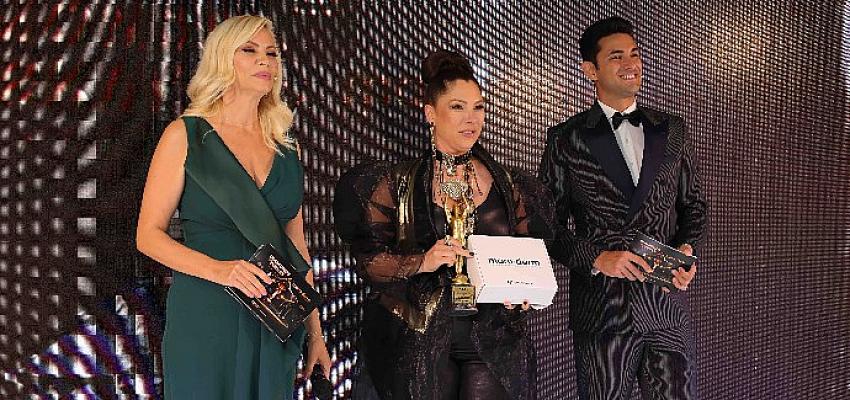 ozlem-yoruk-yilin-en-basarili-mucevherat-tasarimcisi-oldu.jpg