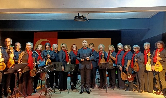 bayraklinin-mandolin-orkestrasi-yaza-merhaba-diyecek.jpg